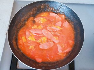 一个人的午餐_西红柿鸡蛋拌面,然后倒入火腿肠和模具外面溢出来的鸡蛋，搅拌均匀。