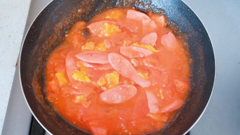 一个人的午餐_西红柿鸡蛋拌面,然后倒入火腿肠和模具外面溢出来的鸡蛋，搅拌均匀。