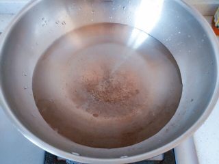 一个人的午餐_西红柿鸡蛋拌面,炒菜的锅里烧水，水量稍微要多一点，因为这个水待会要烫西红柿，还要煮面条，还要烫娃娃菜。