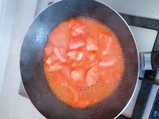 一个人的午餐_西红柿鸡蛋拌面,倒入西红柿翻炒，变软后，可以加点水接着翻炒，那样汤汁会更有味道。炒好后加点盐。