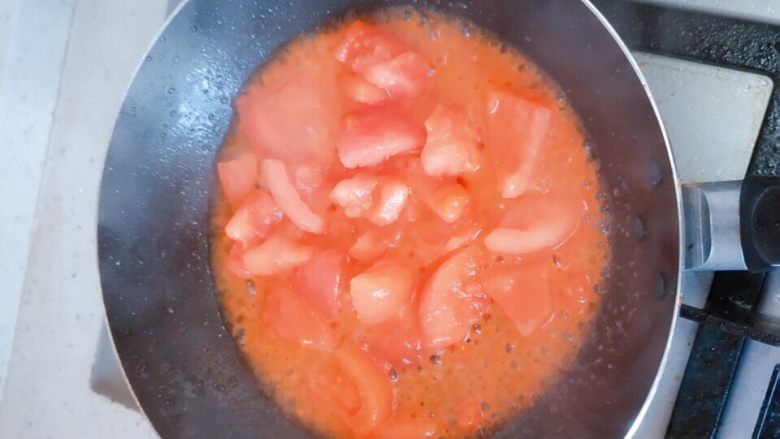 一个人的午餐_西红柿鸡蛋拌面,倒入西红柿翻炒，变软后，可以加点水接着翻炒，那样汤汁会更有味道。炒好后加点盐。