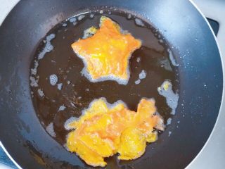 一个人的午餐_西红柿鸡蛋拌面,然后把溢出来的部分分开，装碗。