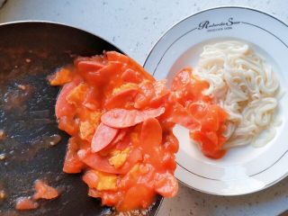 一个人的午餐_西红柿鸡蛋拌面,然后倒入平底锅里炒的食材，把娃娃菜叶子也放上去。