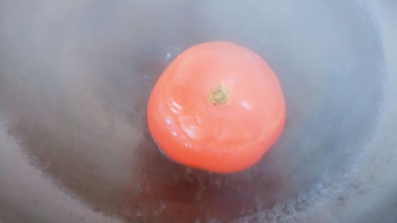 一个人的午餐_西红柿鸡蛋拌面,烫到有一边的皮已经脱落了，就可以弄起来了，这个水不要倒掉。