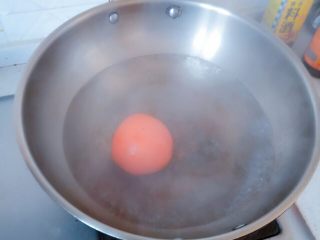 一个人的午餐_西红柿鸡蛋拌面,这个时候锅里的水差不多开了，把西红柿放进去，用锅铲来回搅动下。可以往上面不停地淋水，然后到另外一头。