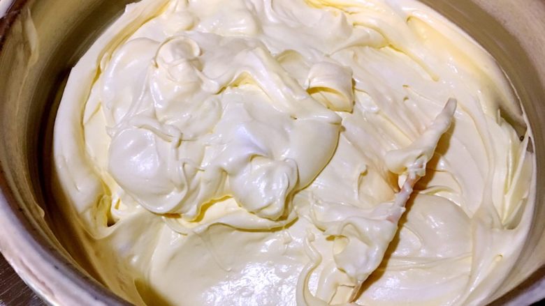 最靠谱的网红-蛋糕店里的肉松小贝,将翻拌均匀的蛋糕糊全部倒入蛋白霜的容器中，用同样的方式翻拌均匀。