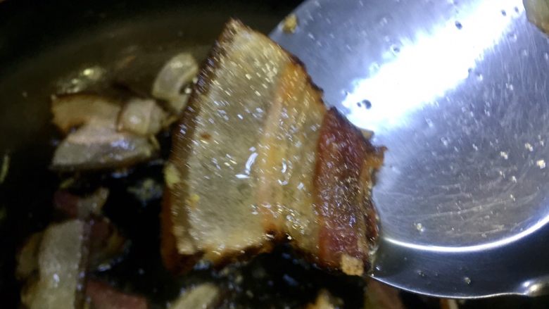 香蒜苗腊肉~年味美食,腊肉炒出透明卷边了，把刚才11的瘦肉放入锅少抄一下，全部腊肉都放锅一边