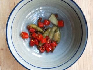 佐餐小菜～酸甜脆萝卜,准备野山椒4-5个，姜片适量，花椒10-15粒，小米辣随己切小段，