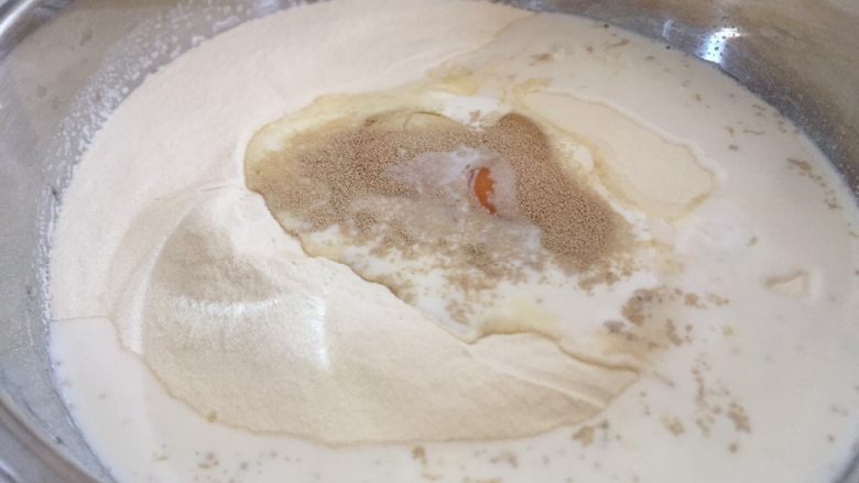 百吃不厌的虾皮葱油饼,倒入牛奶合成面团。