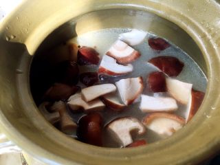 清炖土鸡猪肚汤,再放入香菇和山药小火炖一个小时即可。