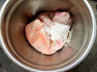 清炖土鸡猪肚汤,猪肚加入适量淀粉、柠檬汁和料酒多次清洗干净。