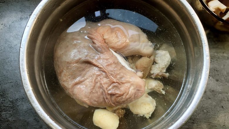 清炖土鸡猪肚汤,将焯水的猪肚和鸡肉再次清洗干净。