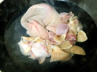 清炖土鸡猪肚汤,将猪肚和鸡肉焯水。