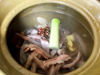 清炖土鸡猪肚汤,砂锅倒入清水，将猪肚、鸡肉、生姜、大葱、花椒全部放入煮开转小火炖一小时。