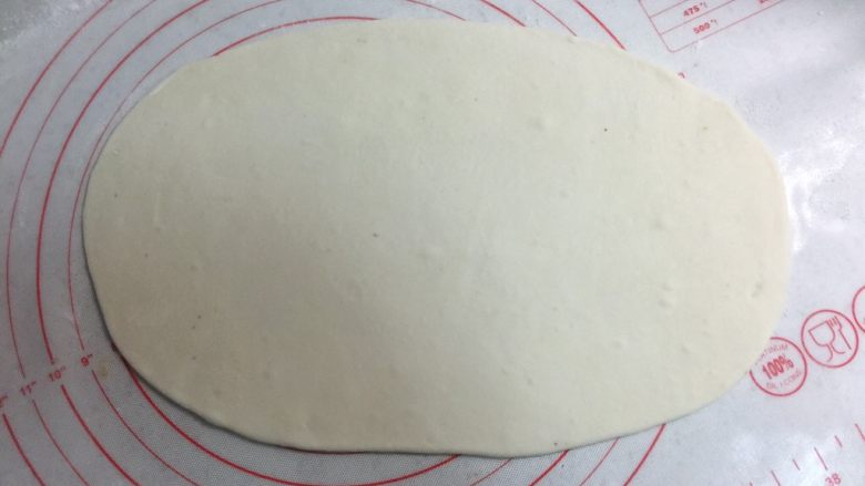 芝麻酱红糖饼,把一份面团用手揉圆按扁，擀成椭圆形的薄厚均匀的薄片。