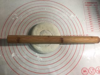 芝麻酱红糖饼,把面卷用手轻轻按扁，再用擀面杖擀圆。电饼铛可以开始预热。