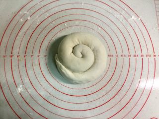 芝麻酱红糖饼,再从一端如图卷起，链接的部分沾的点水，方便粘合。