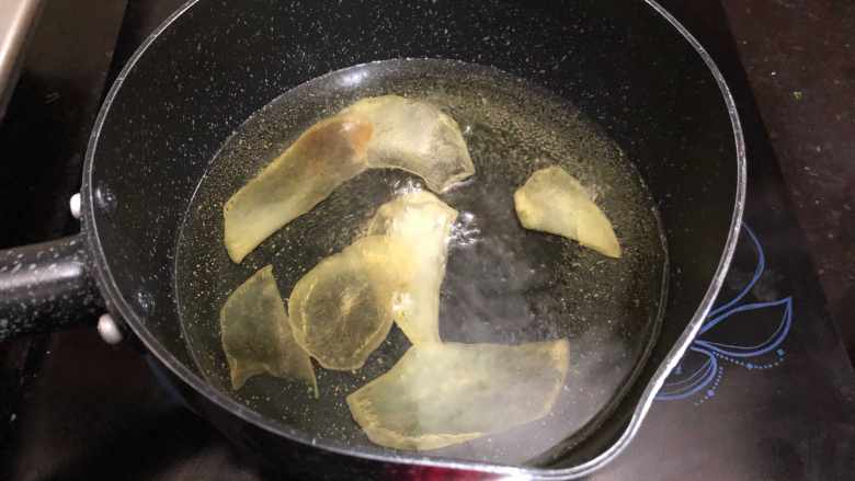 土豆干,锅里坐油，加热至锅壁有鱼眼泡即可放入土豆片