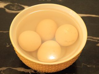 金钱蛋,鸡蛋煮熟，大概8分钟左右，捞起浸泡在凉水里