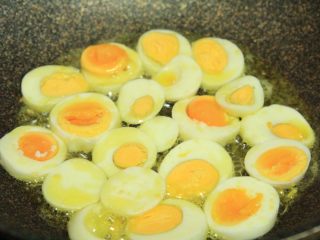 金钱蛋,热锅冷油，下鸡蛋片慢慢煎至焦黄