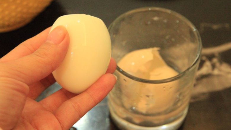 金钱蛋,用一个杯子，放入煮好的蛋，加入清水，用手掌盖住杯口开始摇晃，让鸡蛋撞击杯壁，差不多看到蛋壳基本都碎了，破了，鸡蛋很方便的就可以了从壳里滑溜出来，完整又快捷