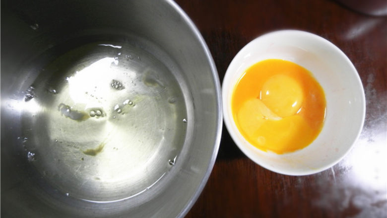 牛奶蜂蜜中空戚风,分离好蛋白和蛋黄（打蛋盘要干净：无水无油）。