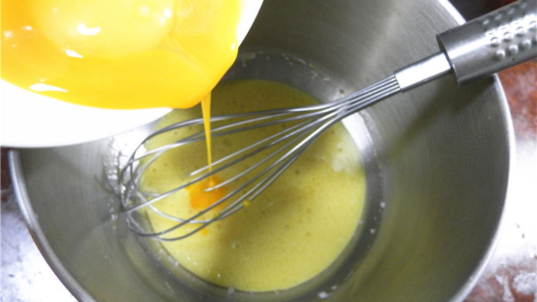 牛奶蜂蜜中空戚风,加入3个蛋黄搅拌均匀（不要一次全部加，多3次加入，搅拌好后再加下一个）。