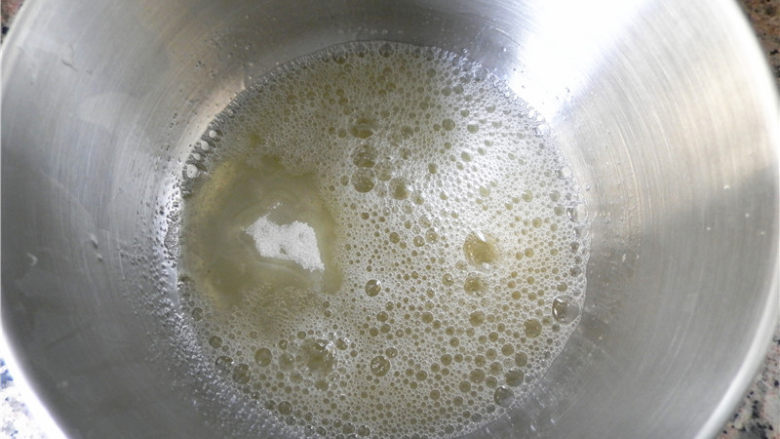 牛奶蜂蜜中空戚风,蛋白用电动打蛋器由“低-中-高-低速”打发，分3次加入白糖：低速打发至呈鱼眼泡状时，加1/3的糖；中速搅打到蛋白呈较粗泡沫时，再加入1/3的糖。