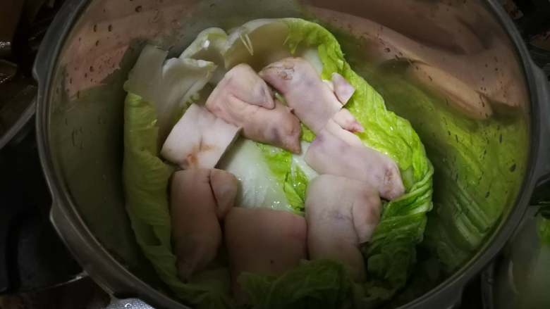 山东传统名吃—博山酥锅,高压锅先铺一白菜，一层猪蹄