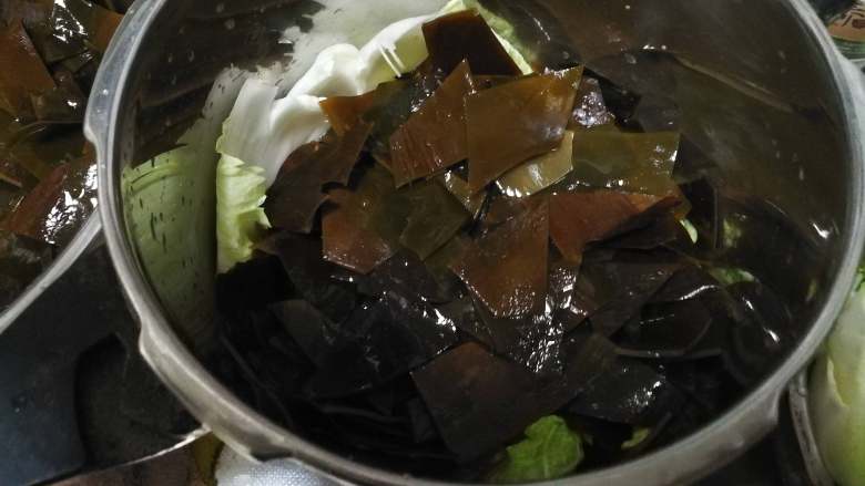 山东传统名吃—博山酥锅, 一层海带