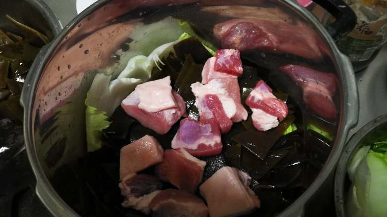 山东传统名吃—博山酥锅,放五花肉，一层肉一层海带差不多这个顺序
