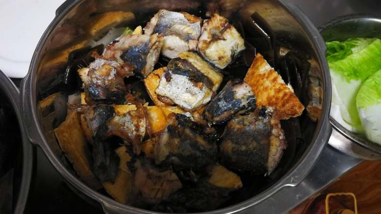 山东传统名吃—博山酥锅,铺上鲅鱼
