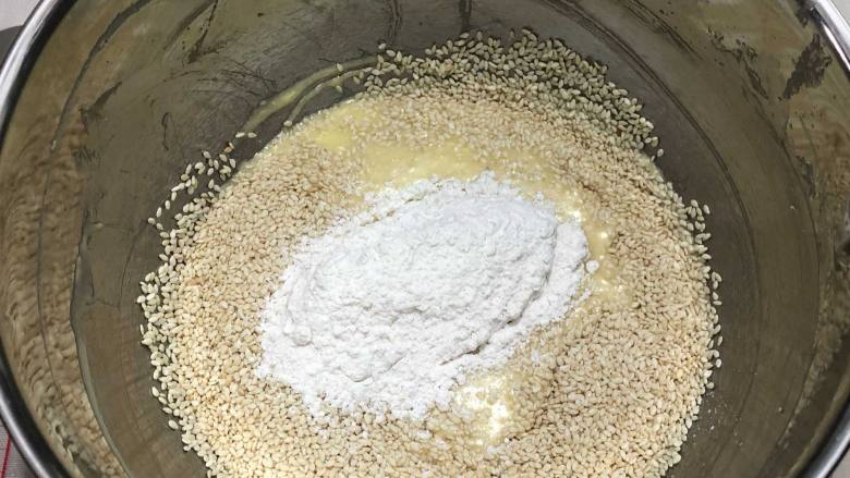 香脆芝麻饼, 加入低粉面粉混合均匀
预热烤箱200度10分钟