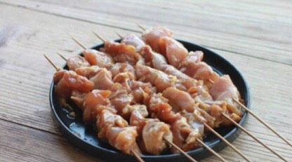 马来西亚烤肉串,将腌制好的鸡肉串，串成鸡肉串，将腌料弄干净即可