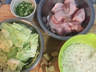 麻油鸡高丽菜饭,白米洗好后备用，棒棒腿洗净切小块，姜切片，高丽菜洗净沥干切块。
