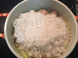 麻油鸡高丽菜饭,加入洗净的白米，并加入除了米酒之外的调味料拌匀，