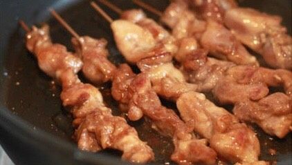 马来西亚烤肉串,热锅温油，将鸡肉串入锅煎制双面金黄