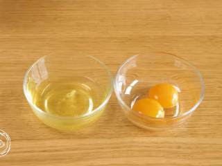 8m+香橙蒸蛋（宝宝辅食）,首先，鸡蛋取蛋黄~
tips：周岁以上的宝宝可以用整个鸡蛋哈~