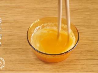 8m+香橙蒸蛋（宝宝辅食）,把蛋黄液倒入挖好的橙汁和橙肉里，搅拌均匀~