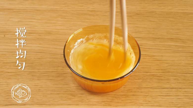 8m+香橙蒸蛋（宝宝辅食）,把蛋黄液倒入挖好的橙汁和橙肉里，搅拌均匀~