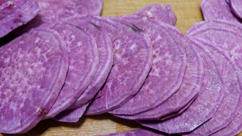 紫薯米饭团,紫薯去皮，切成小块