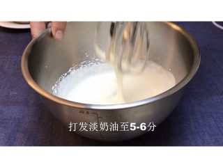 新手提拉米苏,融化吉利丁片的时候，可以开始打发淡奶油至五六分发，呈半流动状，有纹路，提起打蛋头滴落的淡奶油，不会立马消失，会在表面停留一会再消失。