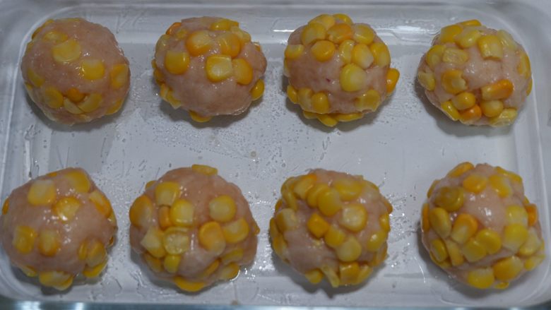 宝宝食谱—玉米鸡肉丸,依次做好，放入盘中，锅中烧开水，大火蒸15分钟即可 
