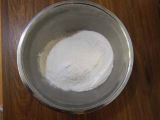 大枣花生玉米面发糕,面粉中加入泡打粉，混合均匀。