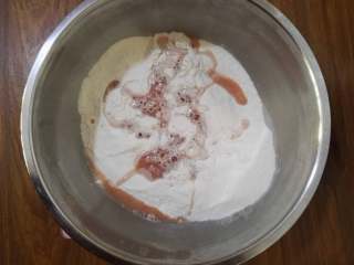 大枣花生玉米面发糕,倒入面粉中，搅拌一下。