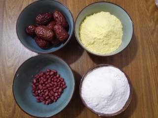 大枣花生玉米面发糕,原料：大枣、红皮花生、面粉、玉米面。