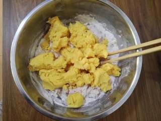 大枣花生玉米面发糕,玉米面团加入盆中。