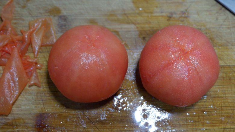 番茄牛尾汤,取出用指甲盖挂几下轻松去皮。