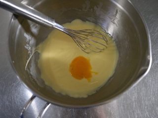轻乳酪蛋糕,加入第三个蛋黄，搅拌均匀