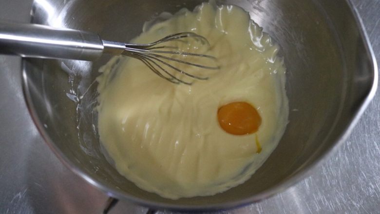 轻乳酪蛋糕,加入第二个蛋黄，搅拌均匀